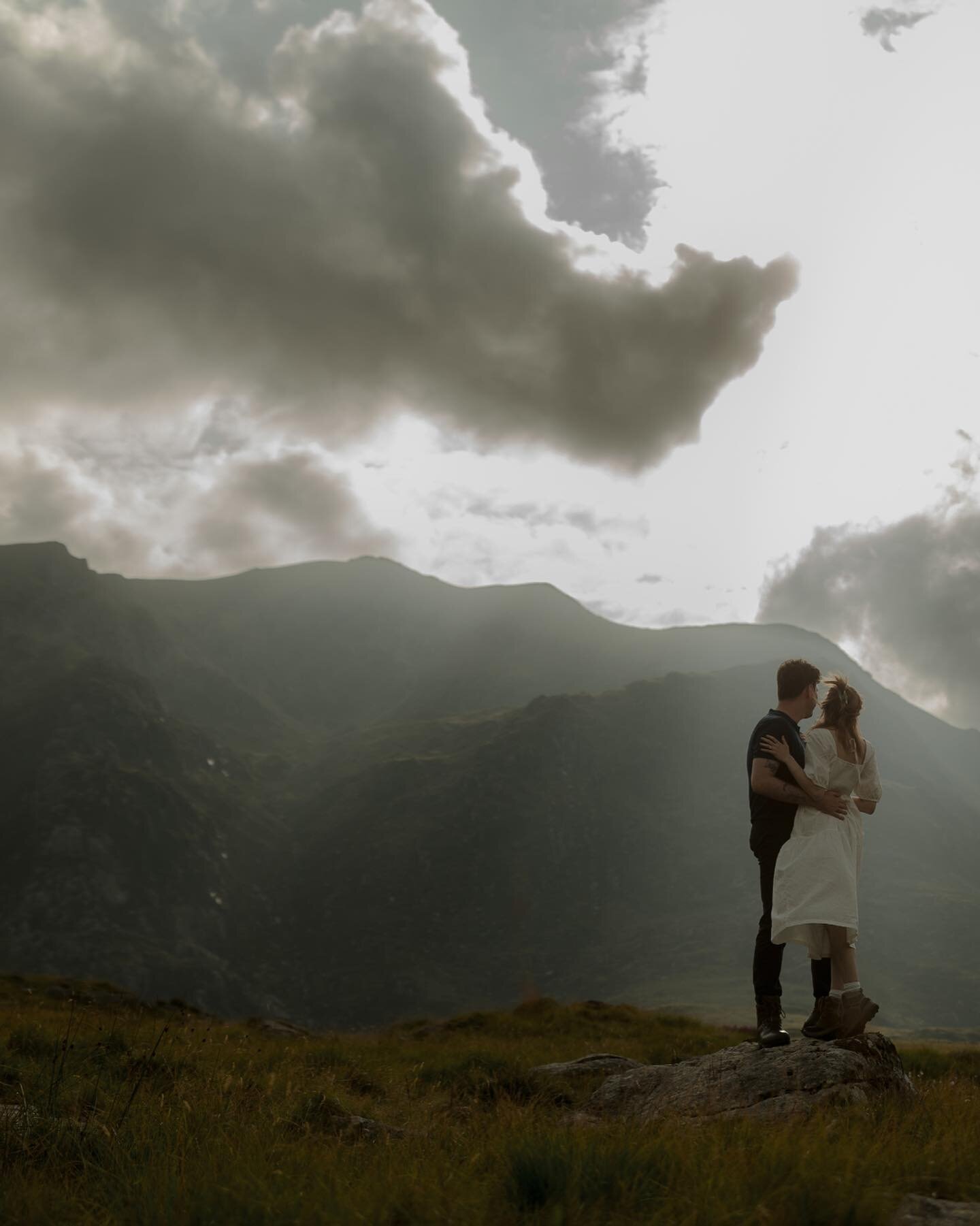 We adore Scotland as much as the next person, but we cannot help but feel like the majesty and beauty of wales is often overlooked within the industry. We took one of our wonderful 2024 couples to visit snowdonia national park for their pre-wedding a