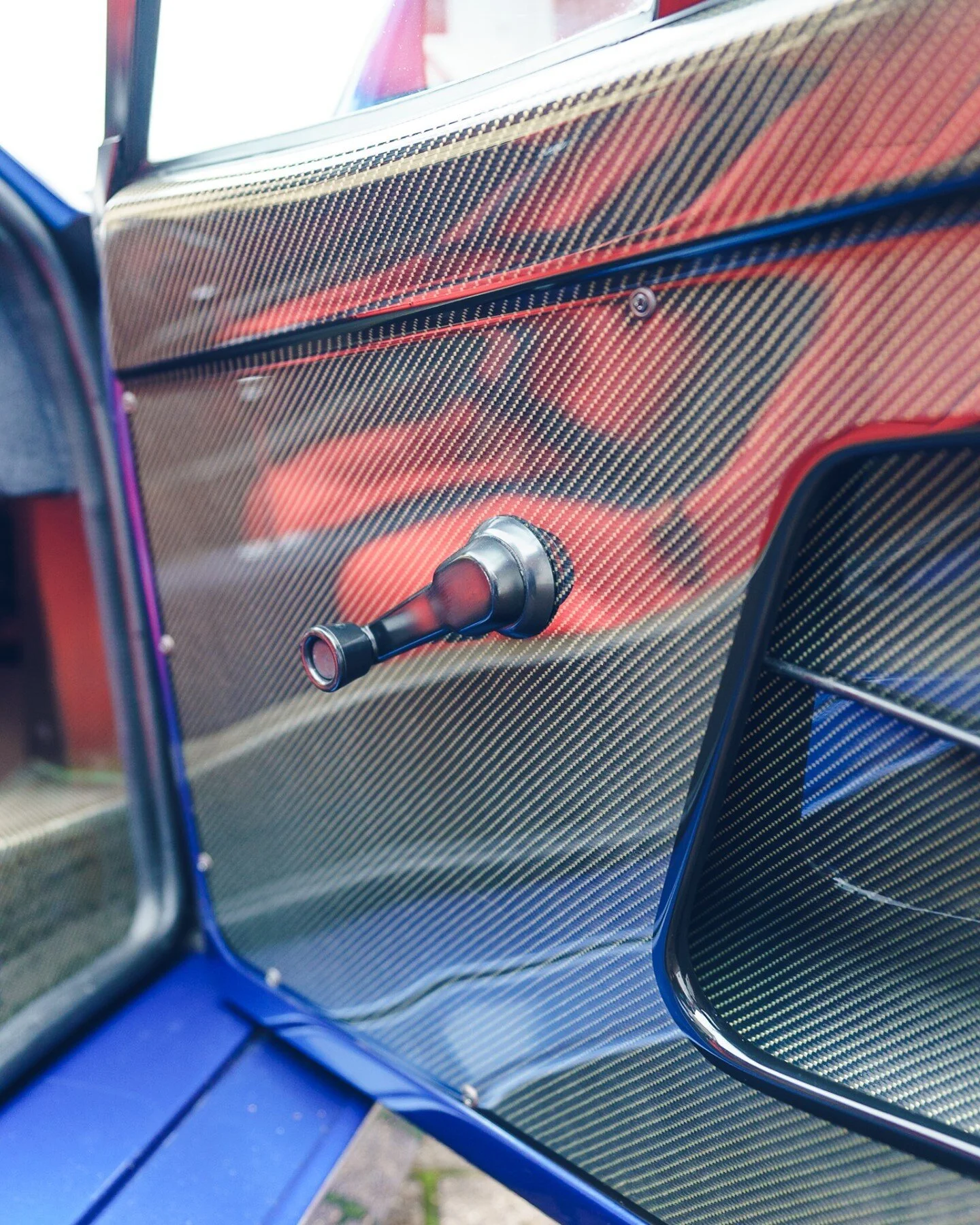 I imagine most people haven't seen the inside of an f40 door. Carbon kevlar weave 😍😍😍

#f40 #ferrarif40 #ferrari #supercar #f40blu