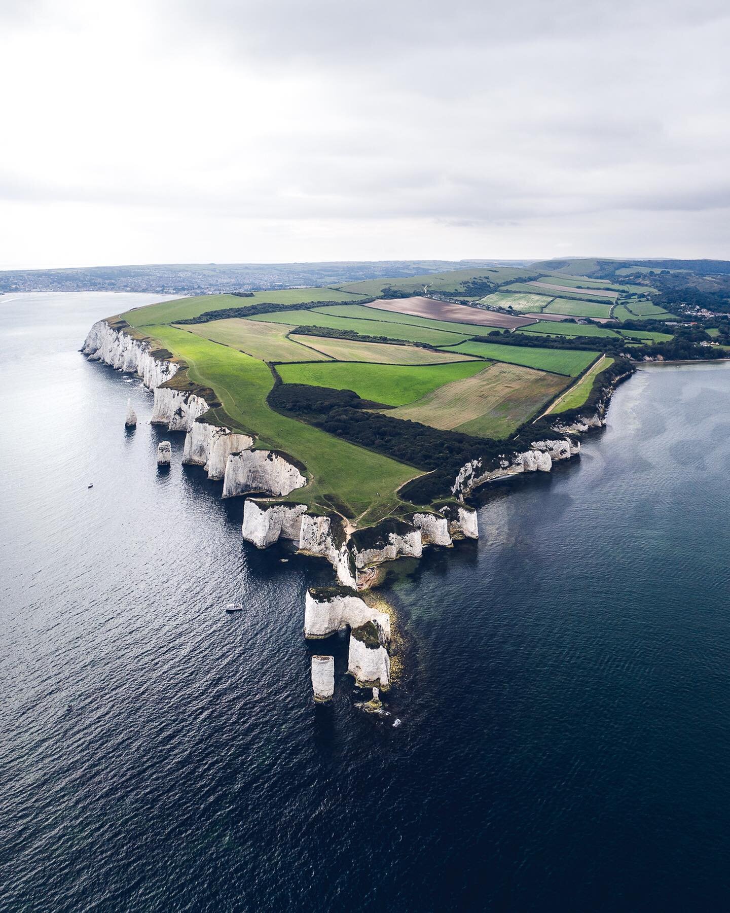 Old Harry Rocks is a place i've been wanting to visit with the drone for years and years. Recently we took finally took the detour and drove an extra few hours to see this crazy coastline. When you are standing down there it looks kind of cool but yo