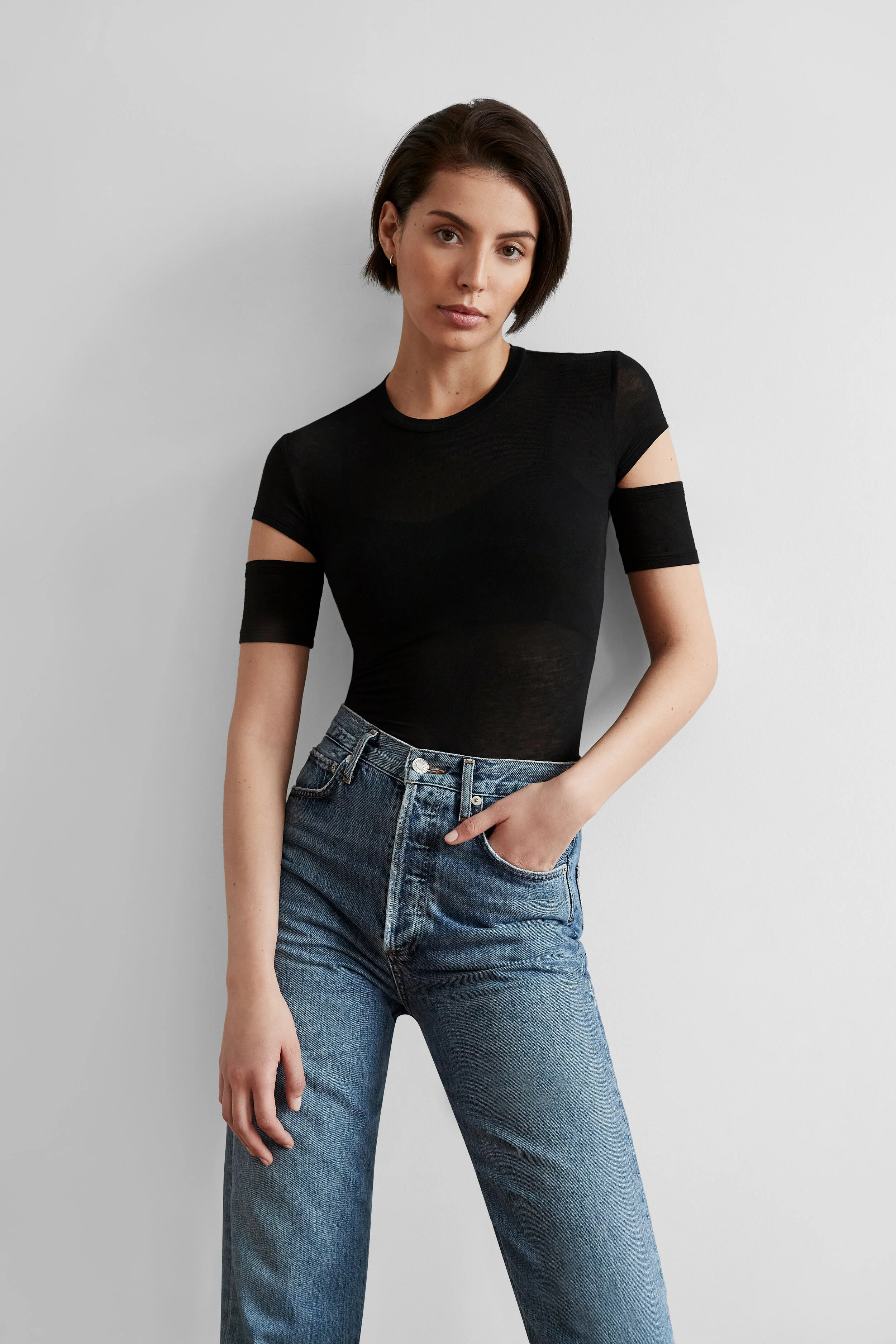 MB1443-BLACK_LIFESTYLE_2175.jpg