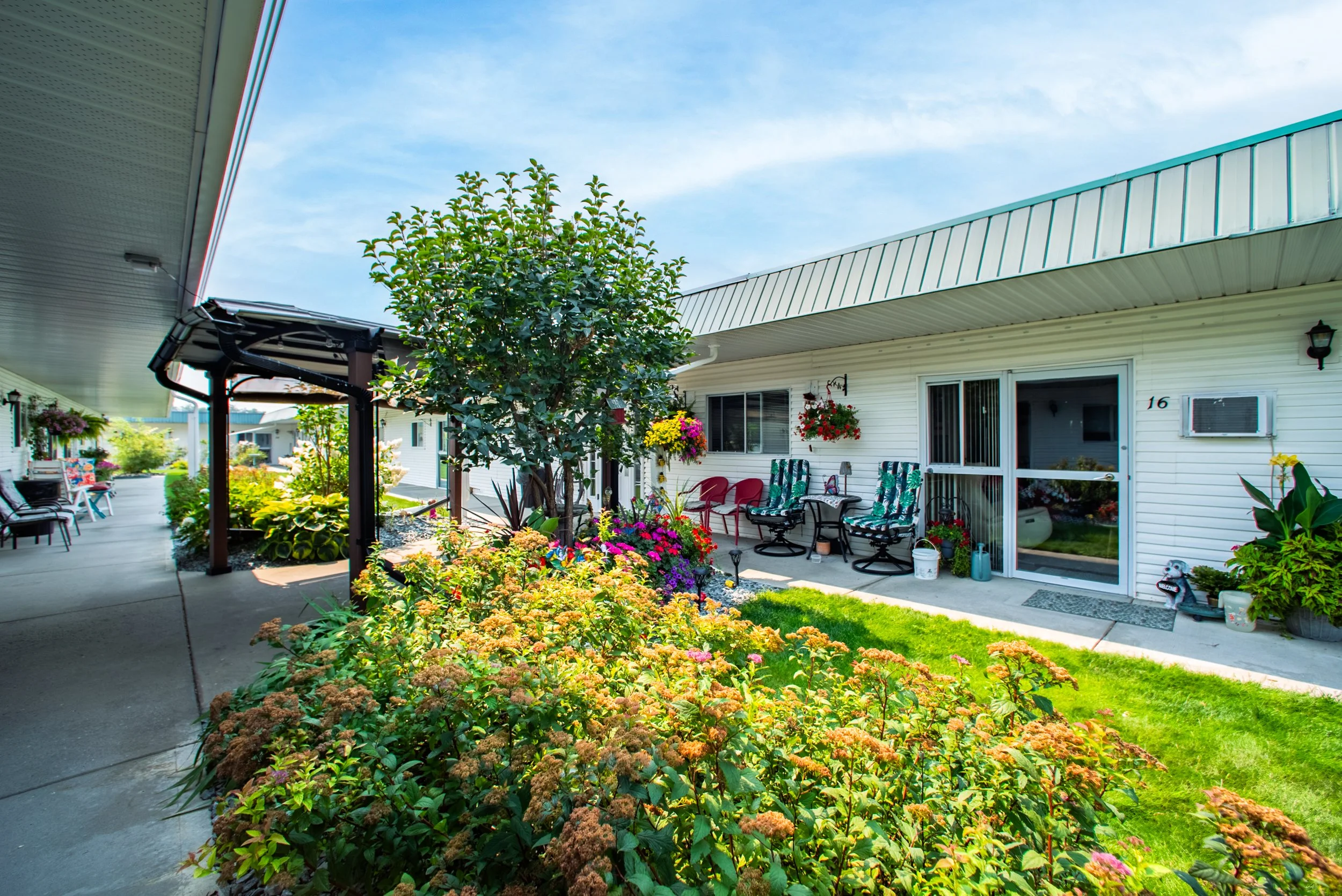 Highlands Retirement Residence - Courtyard-125.jpg