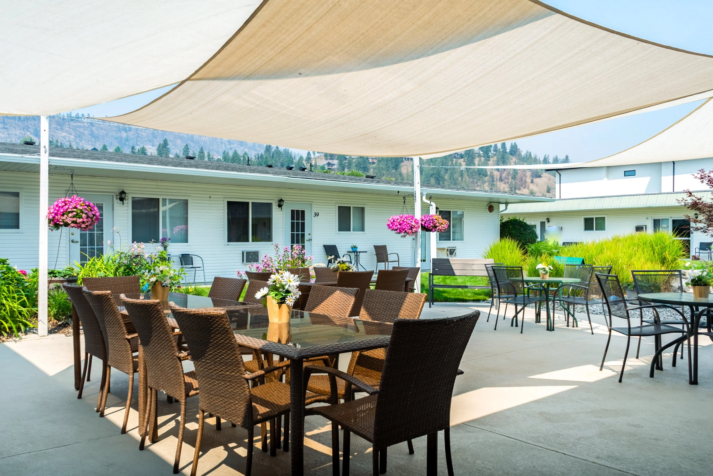 Highlands Retirement Residence - Courtyard-2.jpg