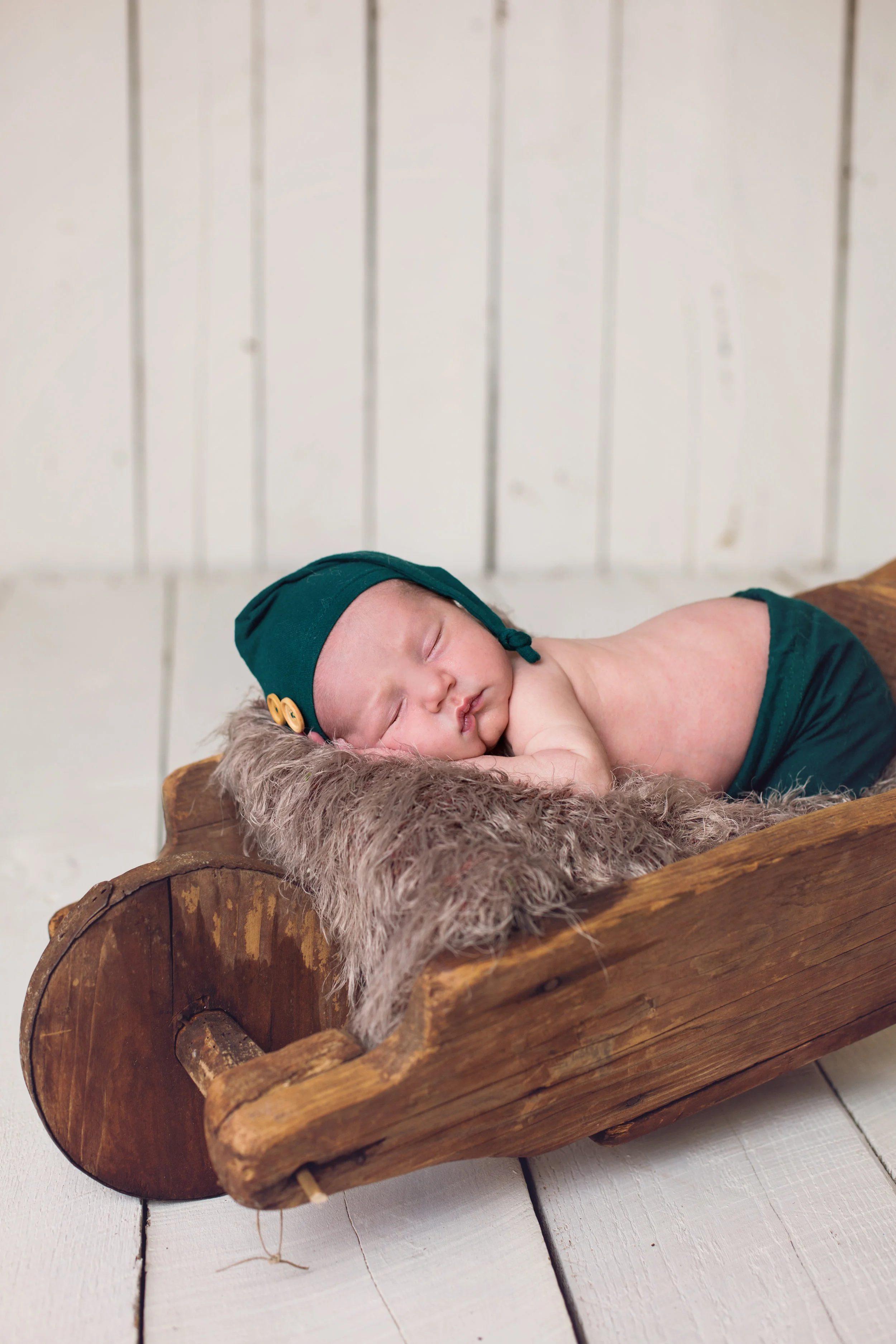 "We absolutely love our newborn and family photos! Lindsey did a great job! We will definitely use her again in the future!" - Darci Saunders