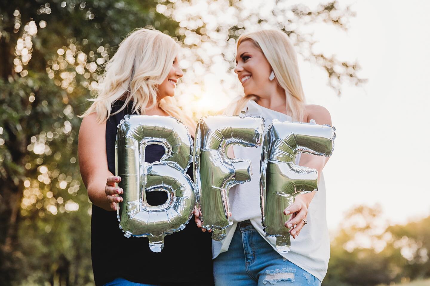 Bestie session for the most fun Mommas on the planet! What started out in heels and curls, ended with bare-feet and a food fight! 😆🤍 #bestfriends #bff #foodfight