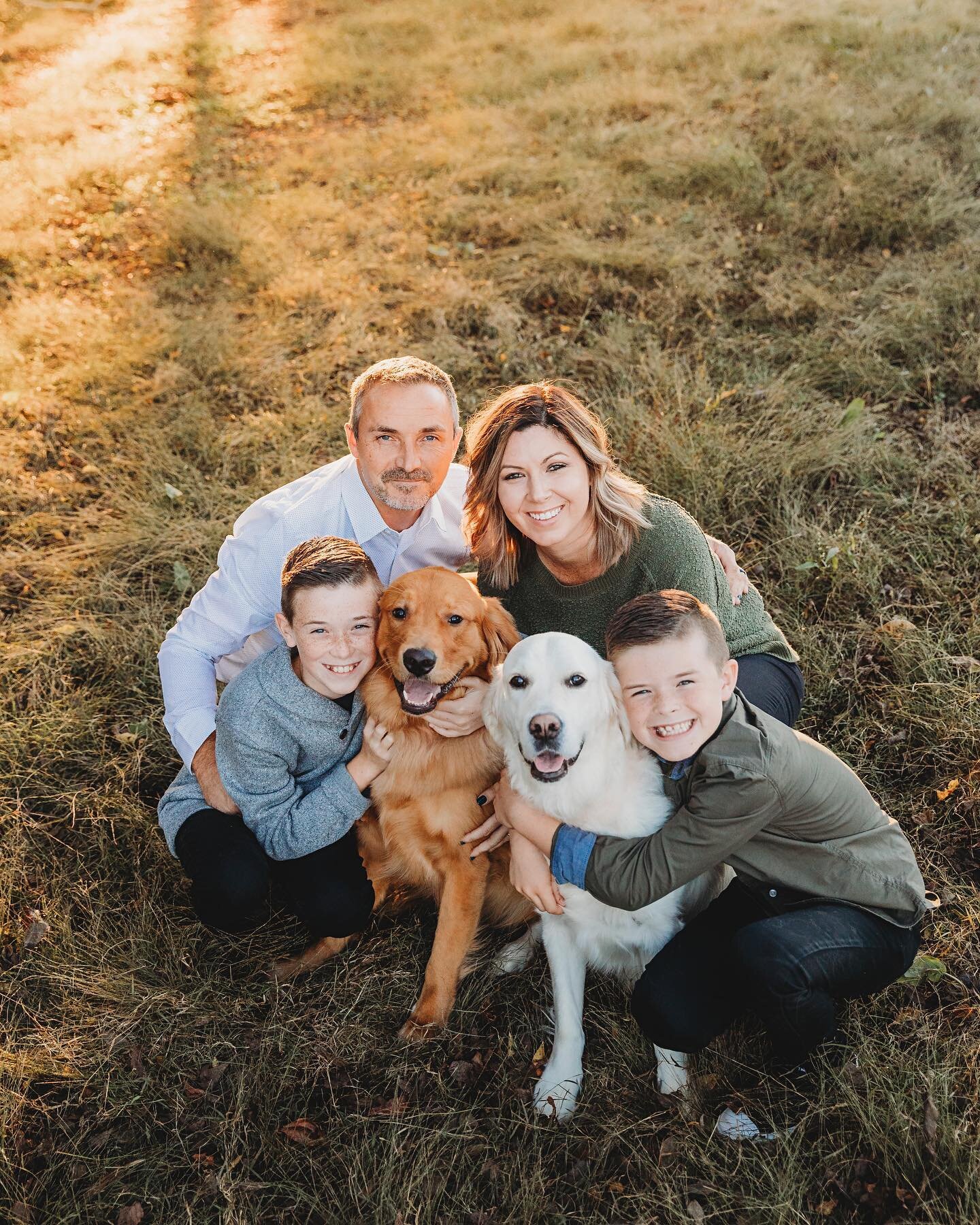 It&rsquo;s just not a family session if ALL the family members are not in attendance. 😍 #furbabies #bringthemalways