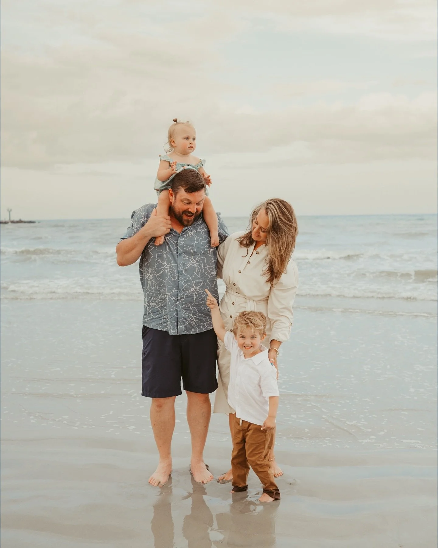Thank you @momentsbymadilyn by making all our family beach photos come true! You&rsquo;re a magician!! 😘🧡☀️