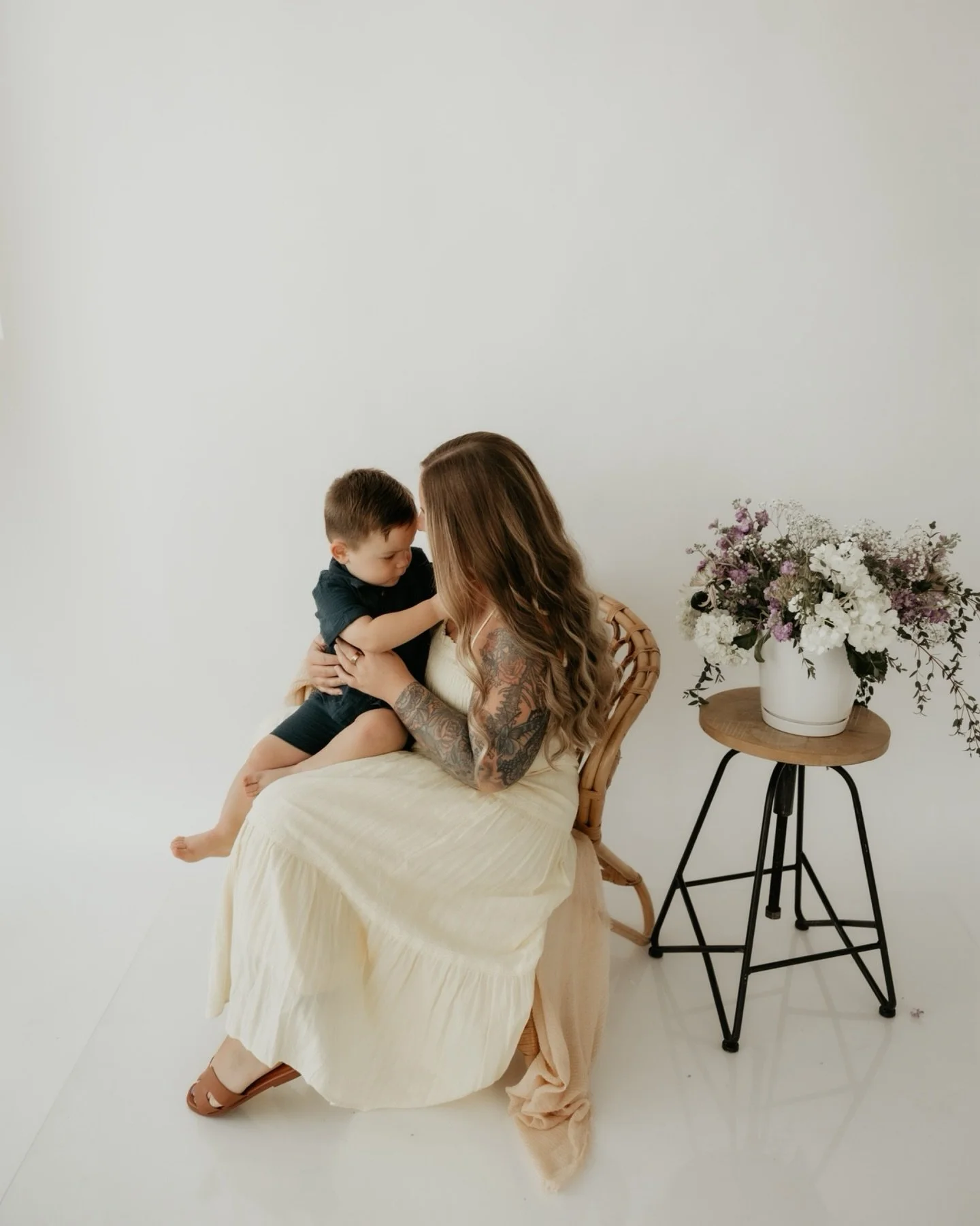 So many beautiful Mommy + Me mini sessions this past weekend! Definitely going to do it again this Summer. 🪻Thank you to the beautiful @melrosestudios.kc for sharing their space!