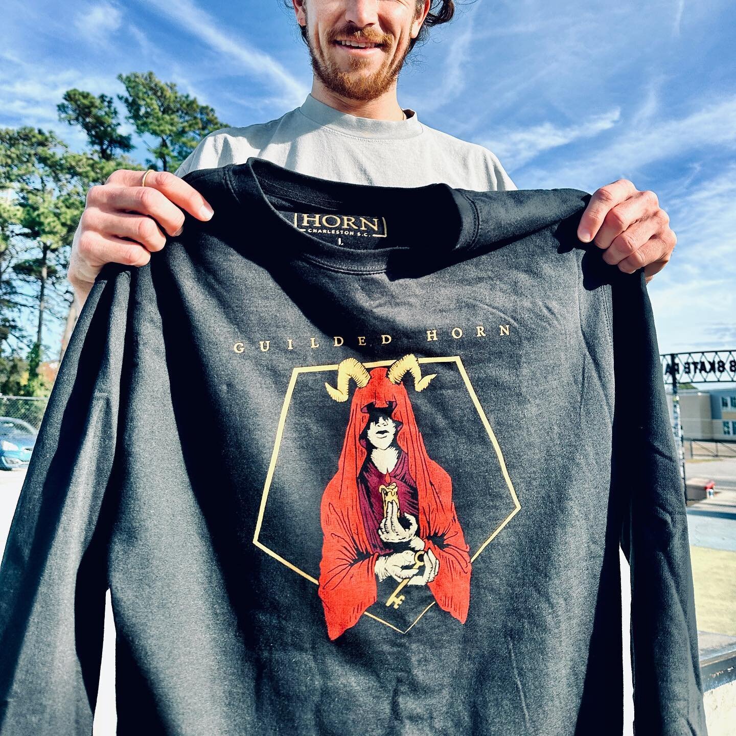 Sweatshirt Design
.
Client /// @guildedhorn 
.
Our designs putting in work out in the wild. 🛹
.
#designby7 #7avisualcraftsman #beerlabeldesign #guildedhorn #guildedhornchs #craftbeer #graphicdesign #charlestontoday #holidaze #shoploacal #sweatshirtd