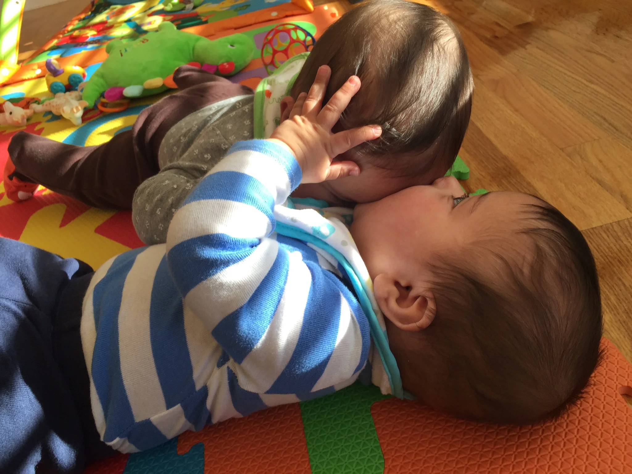  Clark eating Oliver's face 