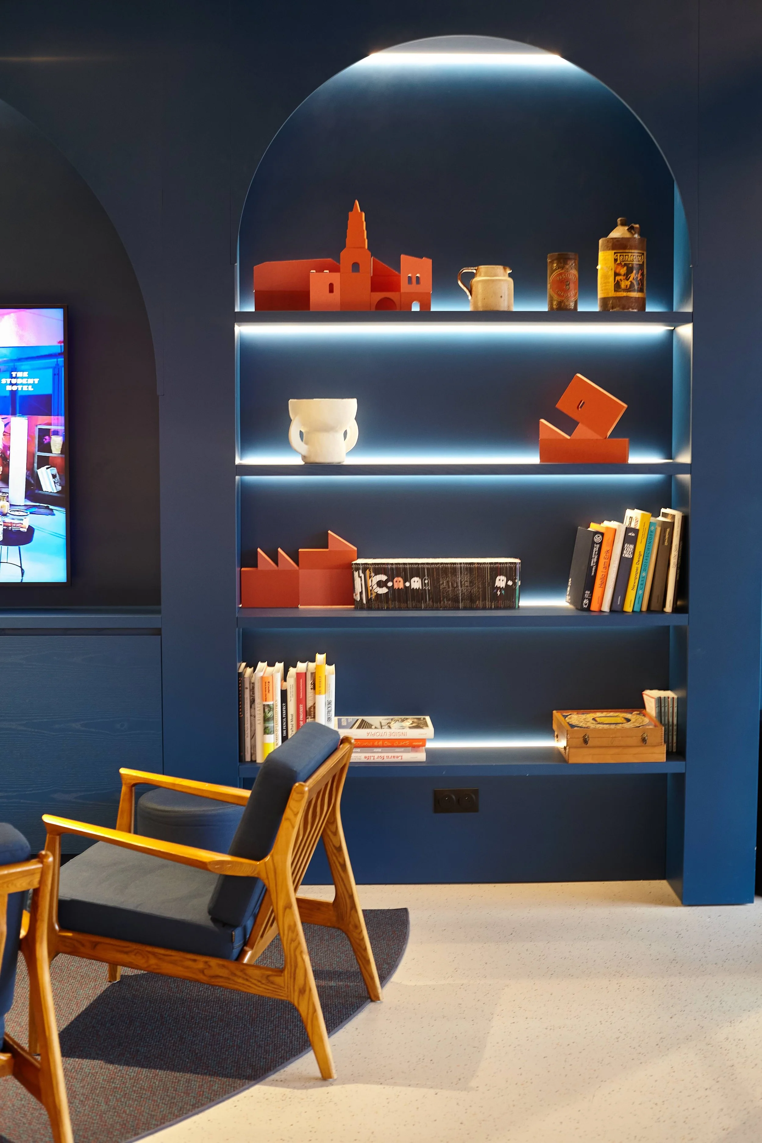 TheSocialHub Toulouse Detail Interior Lobby Books 2023 001 0919a.jpeg