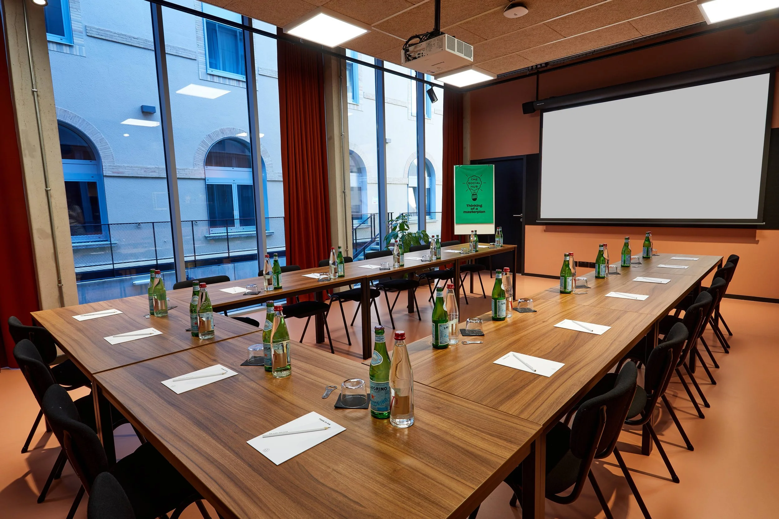 TheSocialHub Toulouse Interior Meeting Room2 2023 001 71465c.jpeg