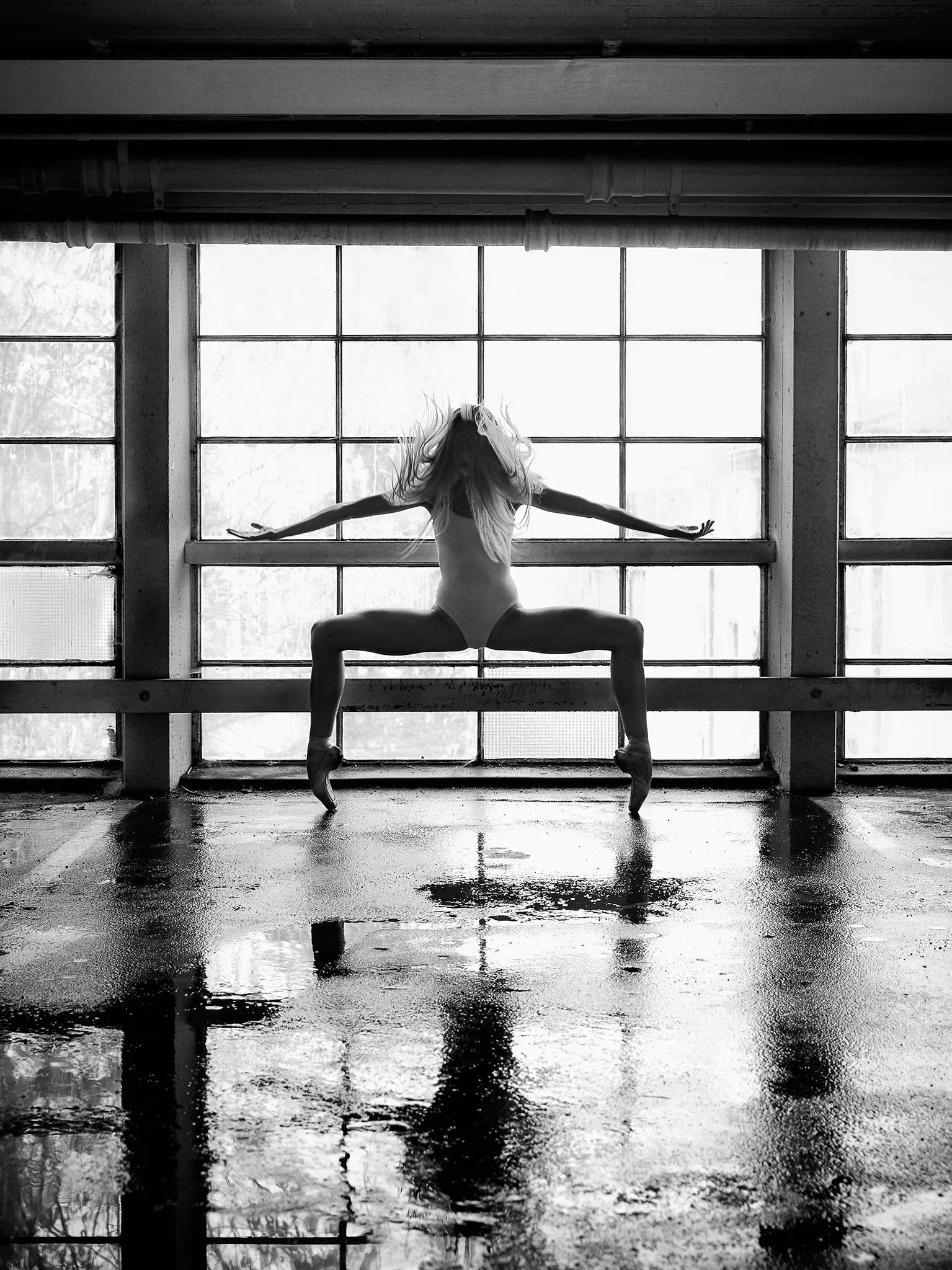   Sinead in Garage Nr.2 black&amp;white  