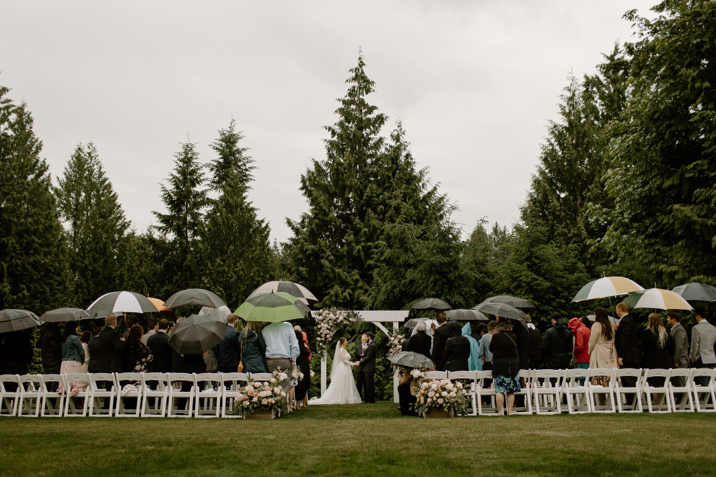 25_ginapaulson_selle-9_Rainy Wedding Day.jpg