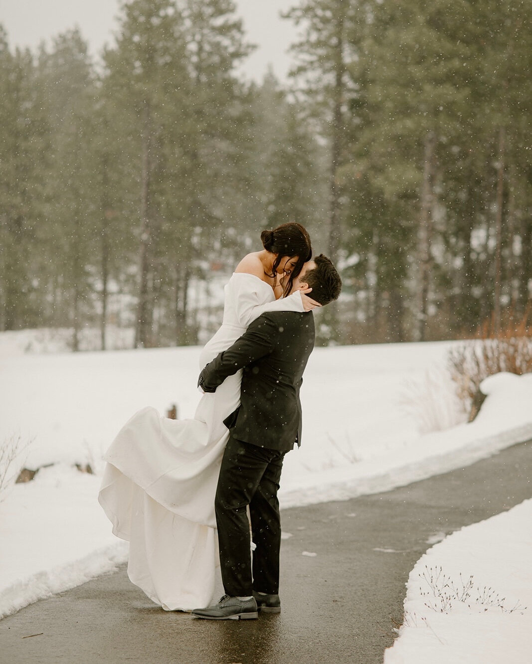 Stay WARM out there! 📷: @gina.Paulson​​​​​​​​
​​​​​​​​
#snowwedding #winterwedding #lrpresets #presets #ginapaulsonpresets #adventurebride #weddinginspo #winterweddinginspo