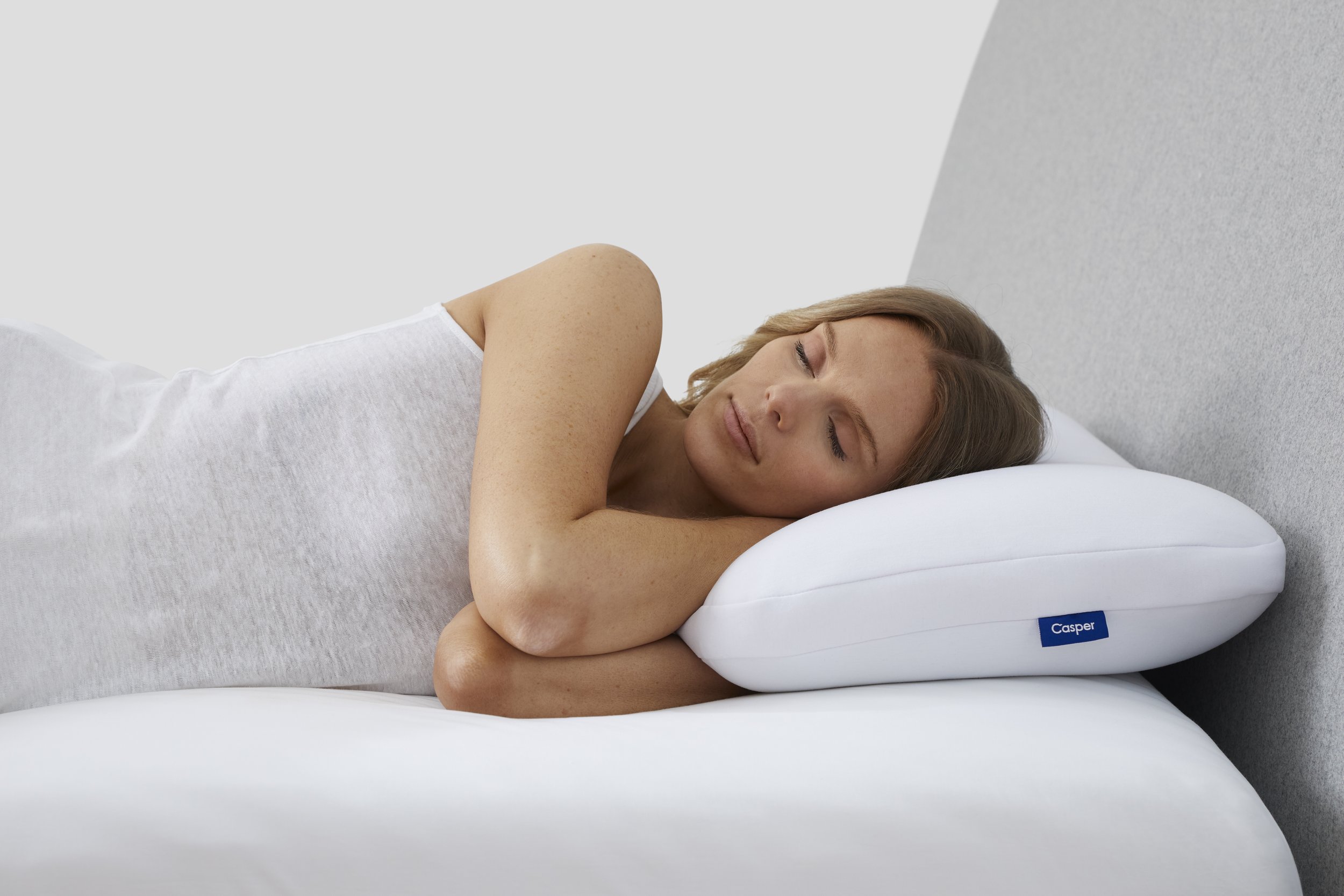 Model_Sleeping_Hybrid_Pillow_Standard_Low_Loft__0012.jpg