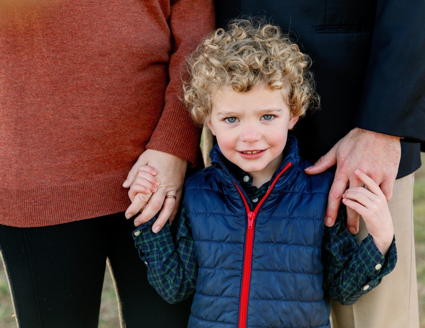 Pro Tip: For kids who start off shy at photo sessions, this is a great way to keep parents close and get a solo shot of cute faces close up. Eventually, he warmed up to me... can you even handle those curls?!?! Too precious!⁠
.⁠
.⁠
.⁠
#familysessions