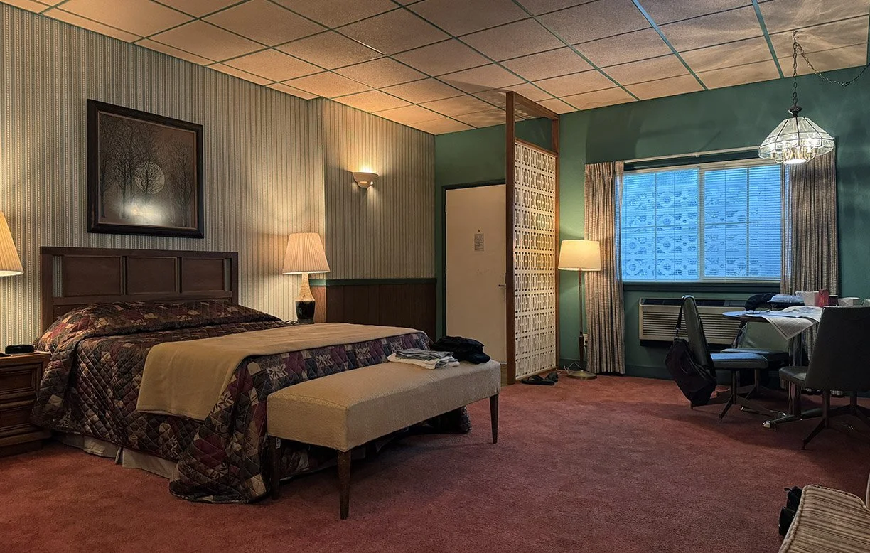 e HP - 208 - Set Photo - Int Motel Room - 43.jpg