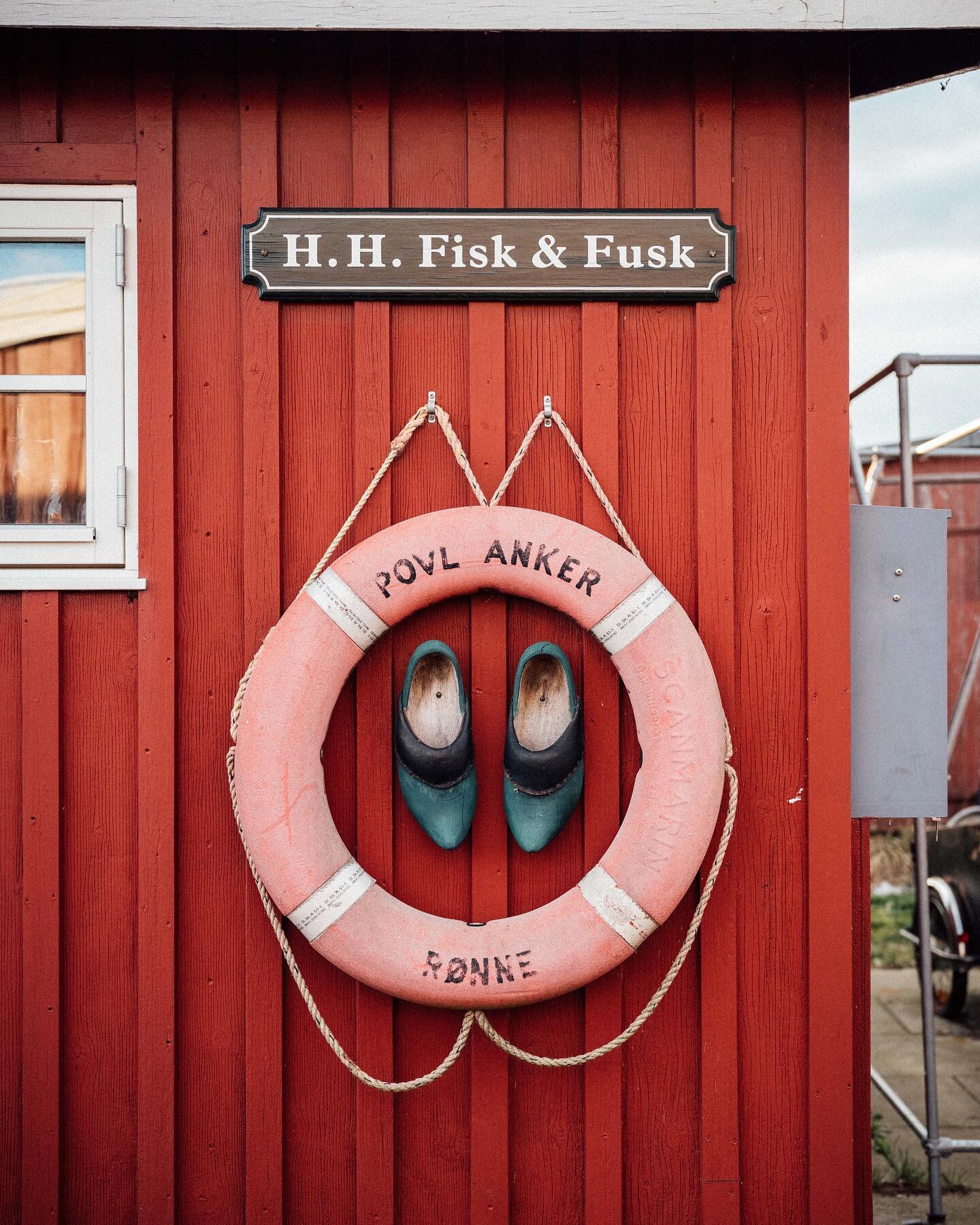 Drag&oslash;r ⚓️ One of my favourite areas to go for a walk with my camera. Such an atmosphere and full of reminisces of the olden fisherman days, that once was in Copenhagen and and the nearby harbours. 

#drag&oslash;r #visitdenmark #visitcopenhage