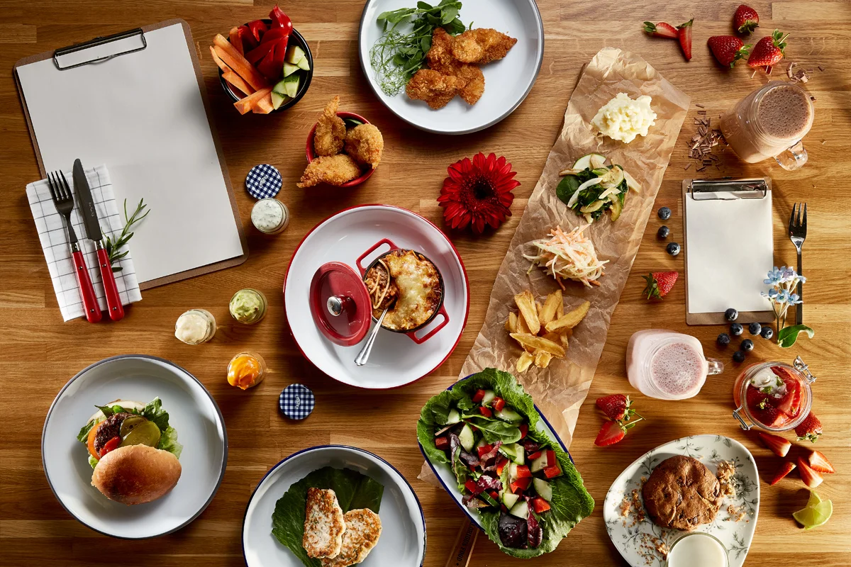 Cumulus-bistro-menukuva-spagettivuoka-mansikkajalkkari-ilmandippia.jpg
