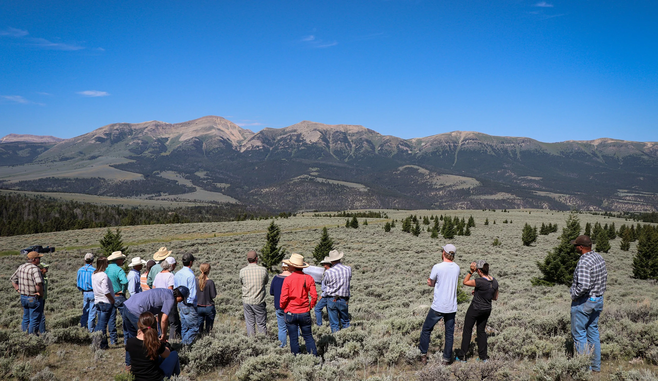 The tour continues with the Snowcrest Mountain Range in the background. (Photo GYC/Emmy Reed.)