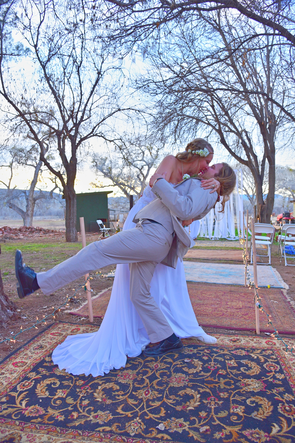 Weddings-Boho-Rugs-Arizona-Bride-Groom-Dip-Kiss_Carly-Carpenter.jpg