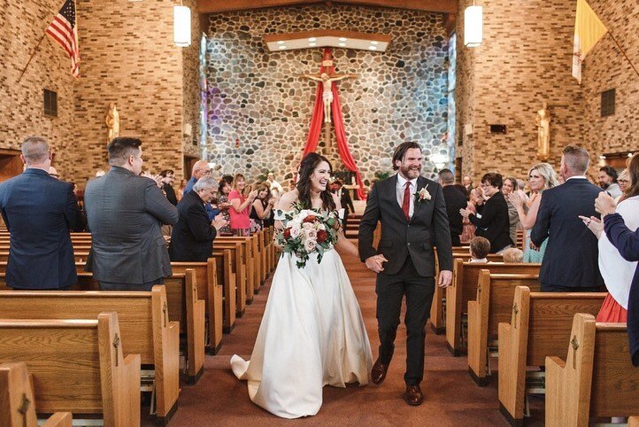 A few of my favorite moments from Tim &amp; Jen&rsquo;s Delavan, WI wedding. You can see more over on the blog! 

Coordinator: Sara Sekeres of @graceful_events_weddings 
Hair &amp; makeup: @youglowgirlchi 
Florist: @trellisweddings
Getting Ready &amp