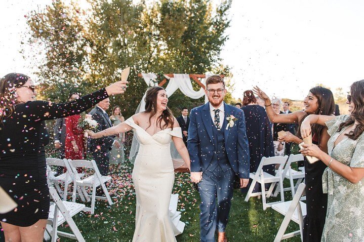 Just a few of my favorites from Ellie &amp; Jonny&rsquo;s 2022 backyard wedding + @whiskeyacres reception. 🥰

#dekalbilphotographer #illinoisweddingphotographer #chicagoweddingphotographer #whiskeyacres