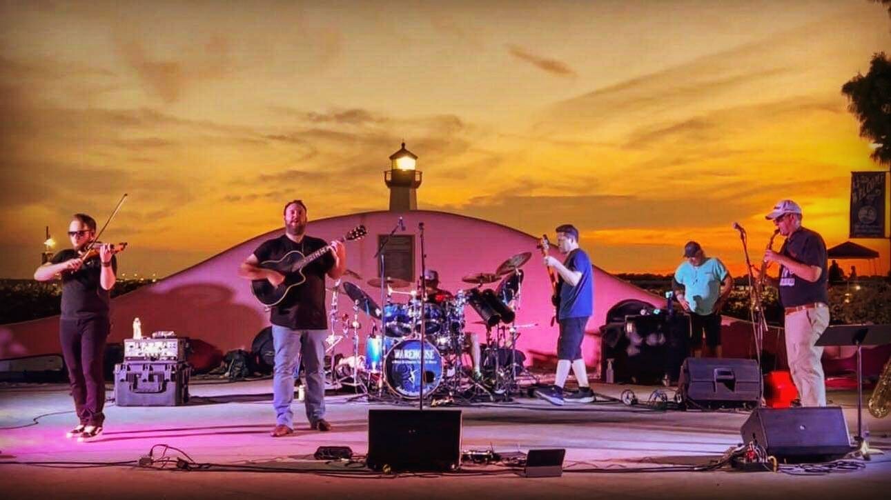 Last night&rsquo;s stage with Warehouse - a Dave Matthews Tribute, was postcard level picturesque!
I promptly ruined the vibe by playing entirely too many jazz notes over all the violin solos 👌🏼
.
.
.
📸: John Saunders II
@rockwallpard 
#sunset #li