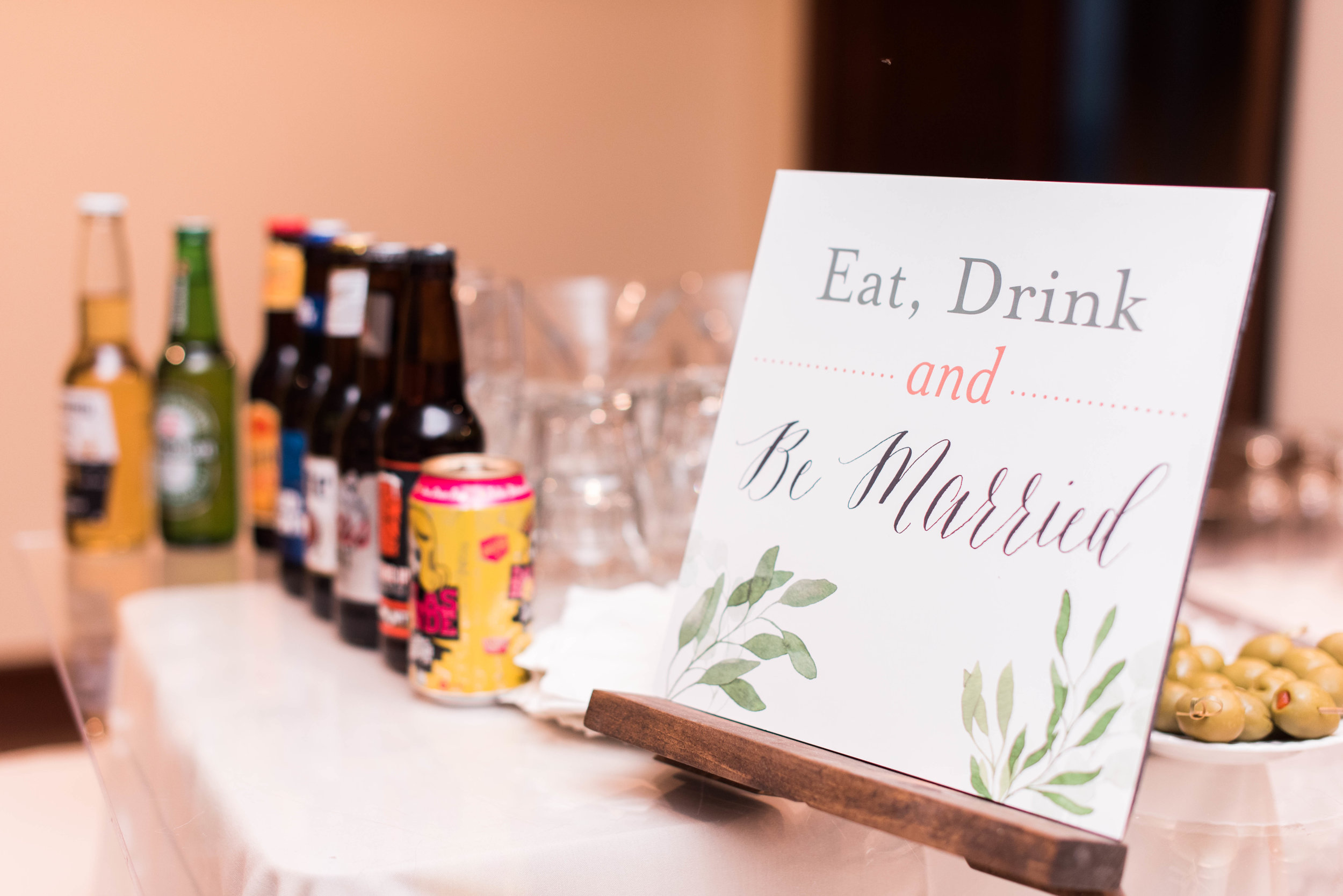  Before entering the ceremony hall, there was an open bar for guests. 