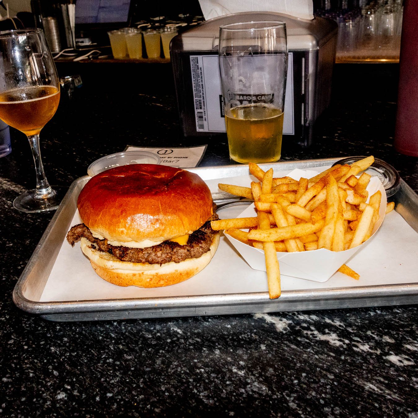 HUBBARD'S CAVE BURGER - UNE ANNÉE - CHICAGO, IL