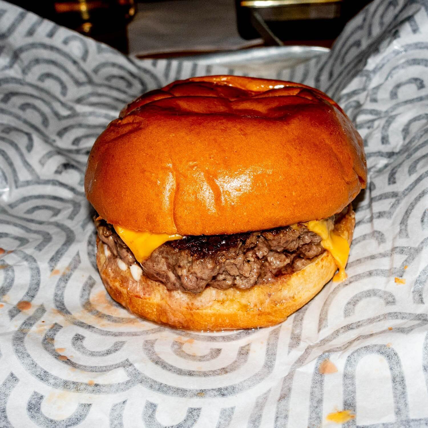 Cheeseburger at Bunsen in Dublin 🇮🇪 🍔 Another quick burger to log while bopping around Dublin. Bunsen is a very cool, design-y in a good way, spot offering up a nice, compact menu of burgers and fries. I liked the meatiness quite a bit. Good stuff