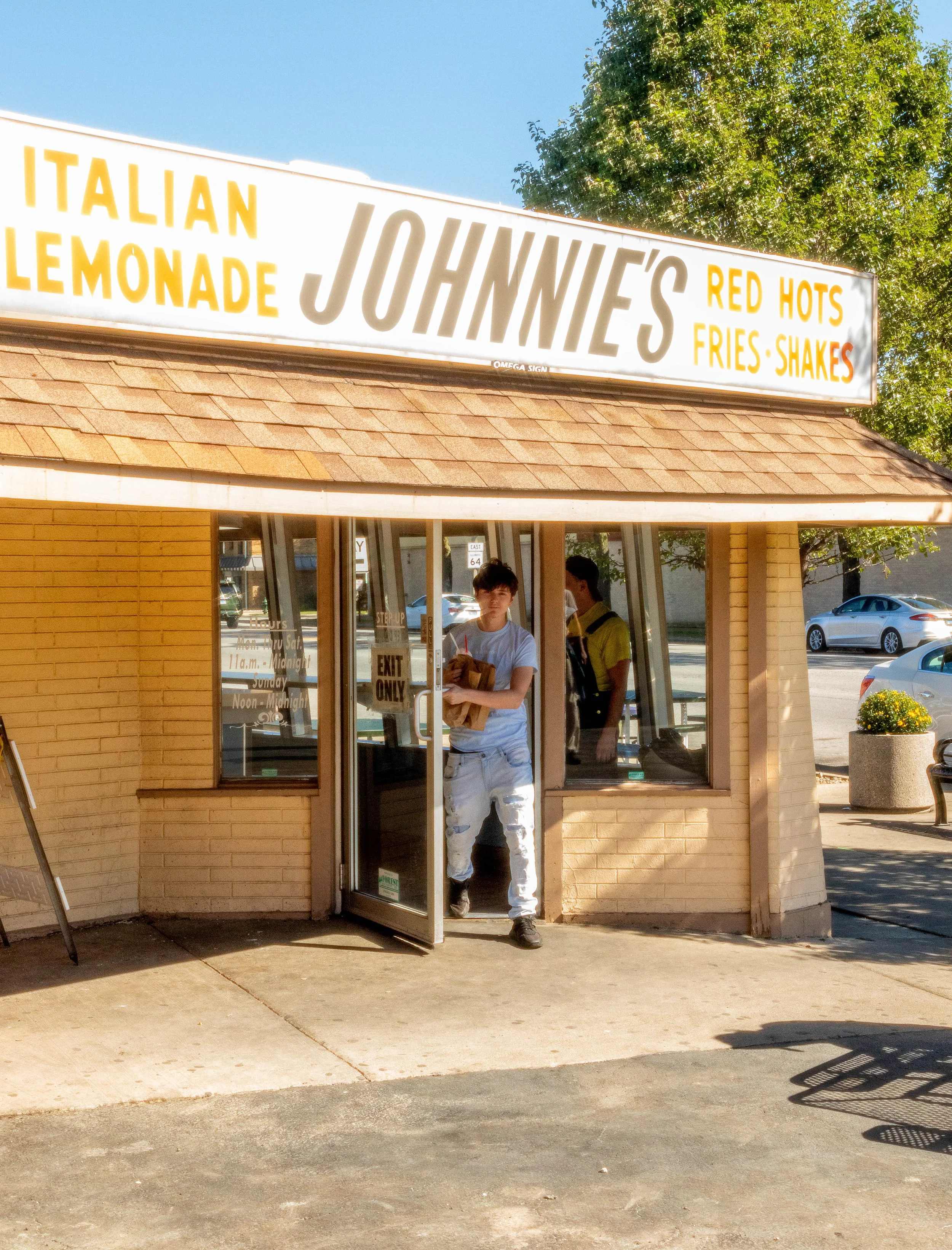 20240926_Chicago-Magazine_Johnnies-171.jpg