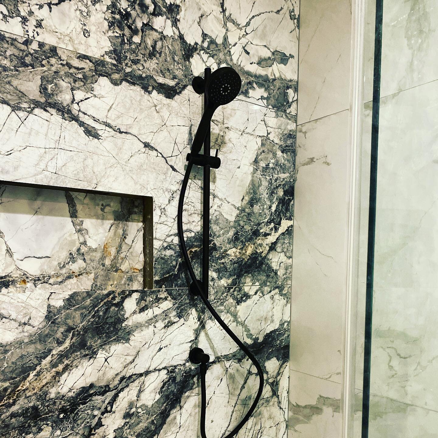 #marblebathroom #bathroomdesign #bathroomdecor #bathroominspo #moderninteriordesign #modernbathroom @emily.cade.design