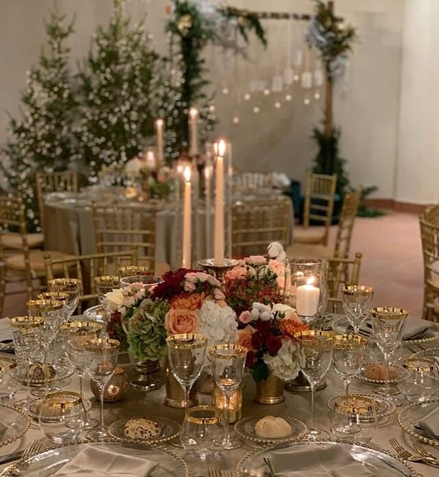 Winter wedding are so magical! This pastel and gold table setting with a touch of red created a fairy tale atmosphere on this Decmber celebration at @viescatoscana. ✨

Planning @martiwedding 
Cateter @ristorante_tonino_cortona 
_______________
#rober