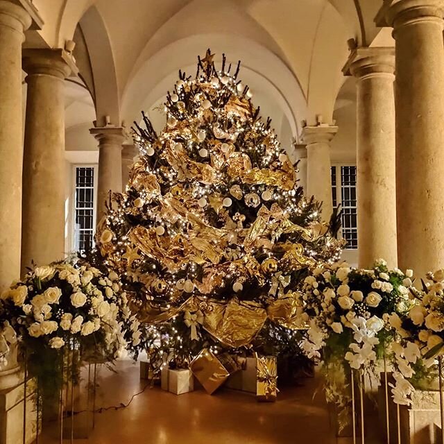 Merry Christmas to you all from the crew of Roberto Fiori - Wedding Floral Design! ✨🎄✨ _____________
#robertofiori #weddingfloraldesign #wedding #weddingtime #christmastime #christmastree #christmaslights #weddinginspiration #winterwedding #weddingi