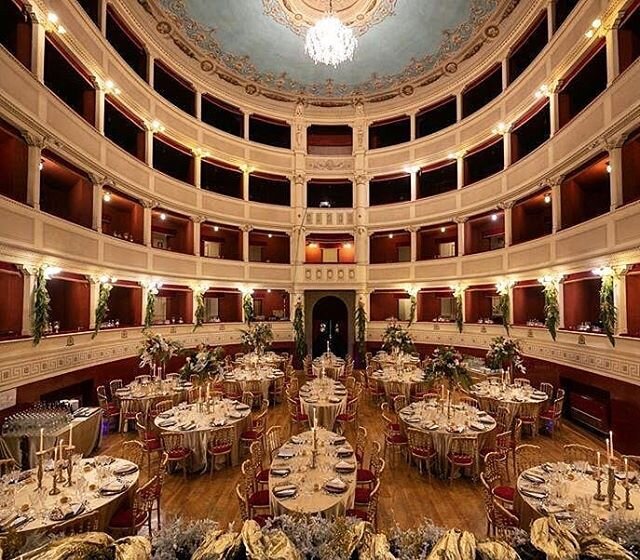 We begun this decade in the best way possibile! We decorated the magnificent Signorelli Theatre in Cortona for the New Year's Eve gala dinner by @terretrusche_events. It was magical! ✨✨✨ .
May your 2020 be full of joy, love...and flowers!🌹🌷🌻 .

Ph