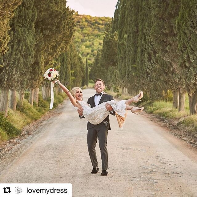 Reposting @lovemydress 💫💫 Bride's Instagram @tawniebelle
Groom's Instagram @markolsondds
Photographer @julesbower
Film @tizianabilli
Planner/Stylist @thextraordinaire_official
Venue @castellodicelsa @rosewoodcastigliondelbosco
Celebrant, Diane Ross