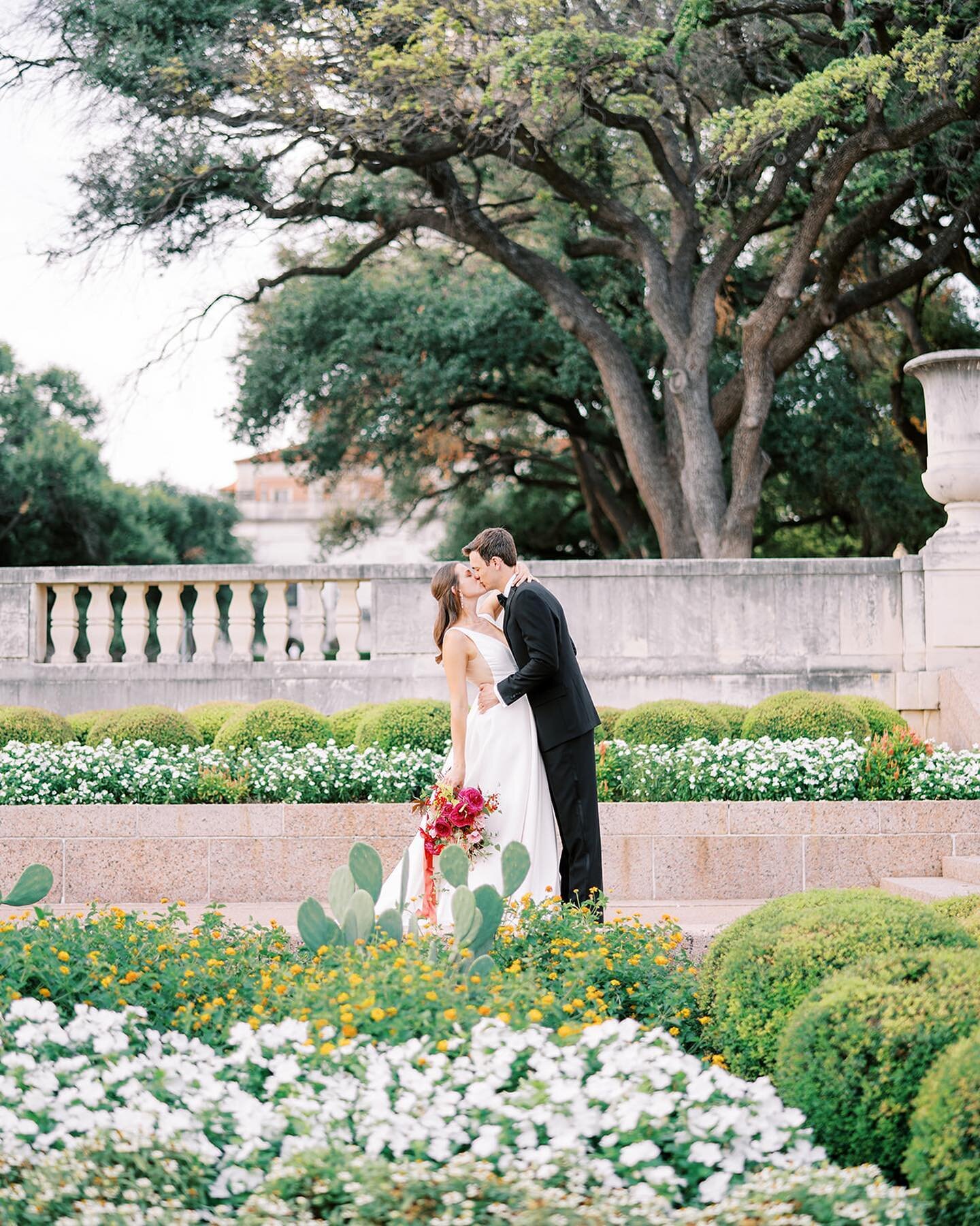 Happy Friday! I&rsquo;m sharing Jesse &amp; Jake&rsquo;s amazing wedding in honor of UT football season starting this weekend and for this wedding getting featured on Brides of Austin this week! #hookem 🧡🤘🏻