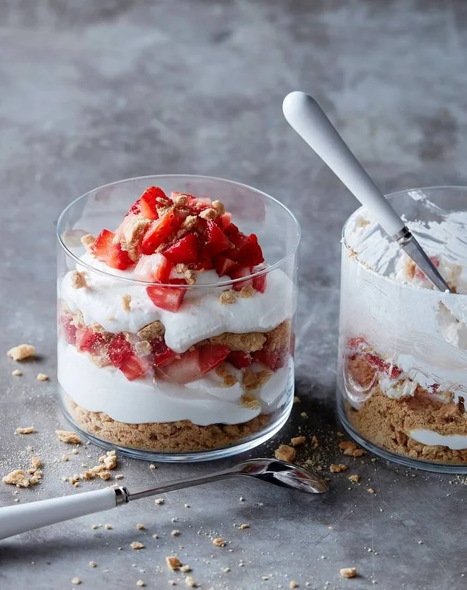 NO_BAKE_STRAWBERRY_CHEESECAKE_PARFAITS_2_p.jpg