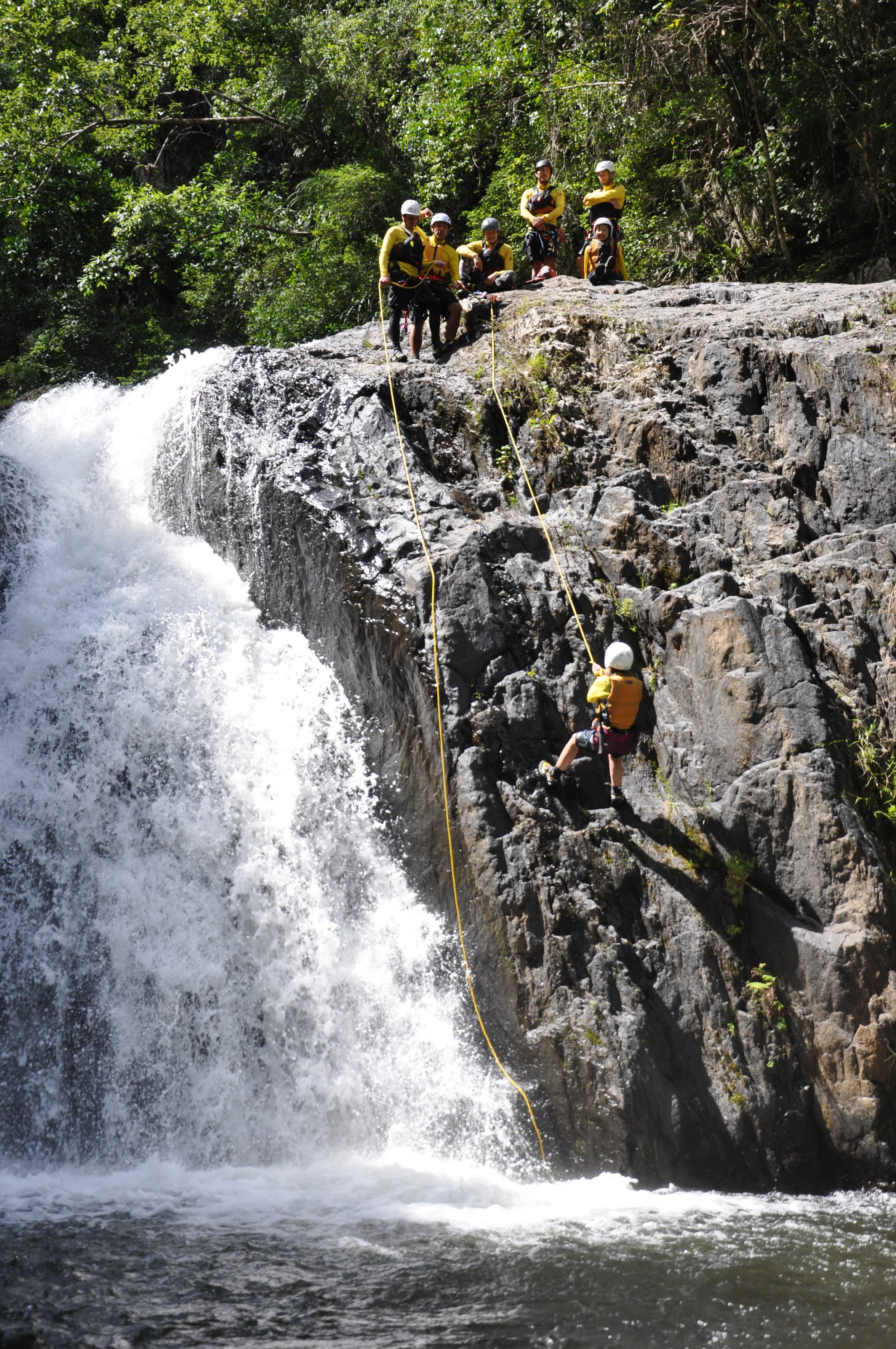 cairns_canyon_abseil_group_below.JPG