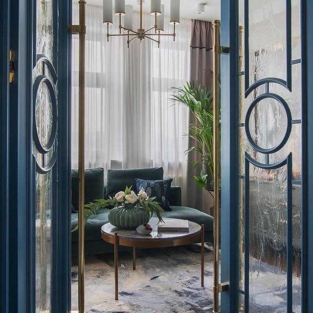 What colours go with gold when it comes to interior decorating? 👇🏽⁣
⁣
Metallic gold accessories, gilded furnishings, gold-threaded fabrics, and shiny brass accents introduce a sense of luxury and drama to room designs. It's such a great shade to ad