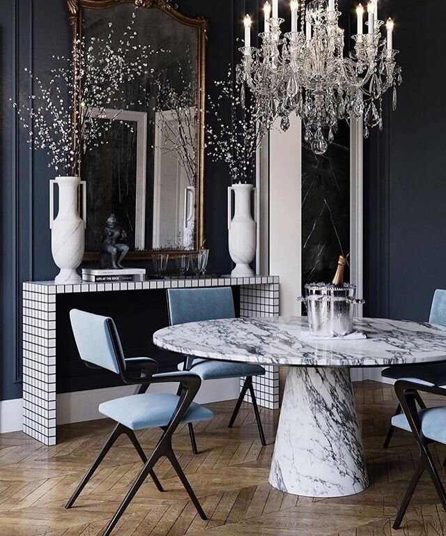 5 creative ideas for your dining room 👇🏽⁣
⁣
1️⃣ The lights above the dining table are a crucial element of your dining room design as they serve as the central point of focus. Have fun and pick something bold like this chandelier!⁣
⁣
2️⃣ Using a ru