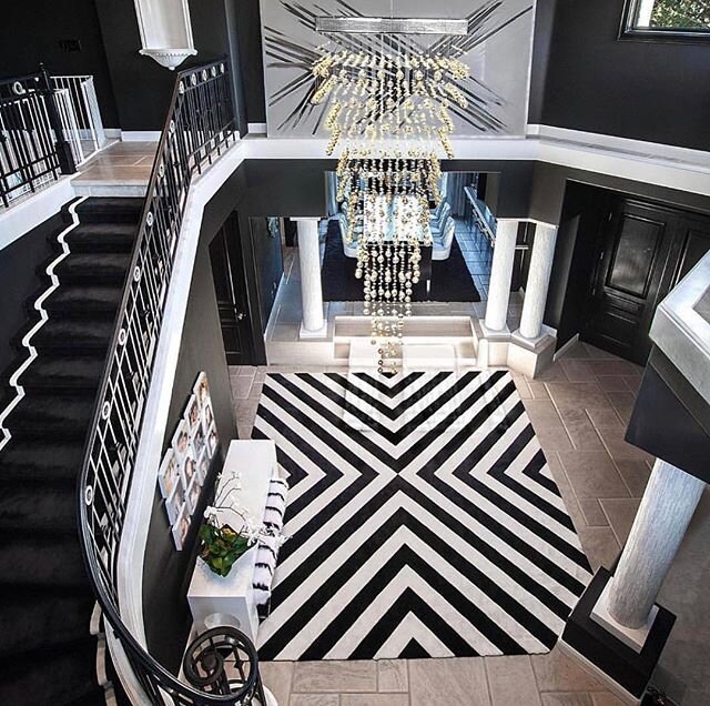 Black and white perfection by @mastersofluxury_ 🖤 How amazing is that rug? 😍