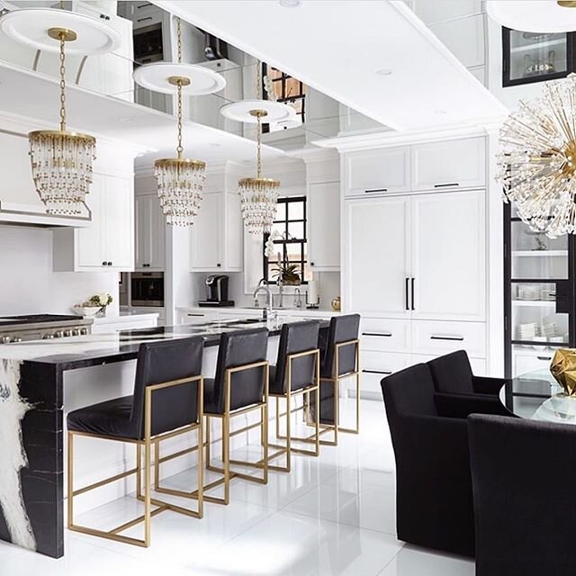 Black, white and gold - is there anything more chic than this colour combination? Kitchen inspiration via @mastersofluxury_ 😍