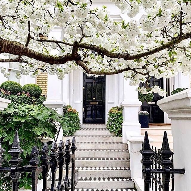 Now that's what I call street appeal!⁣
⁣
When it comes to designing your home, it's important to think about what it looks like on the outside as well as the inside. Creating an inviting entranceway that really showcases your style from the moment pe