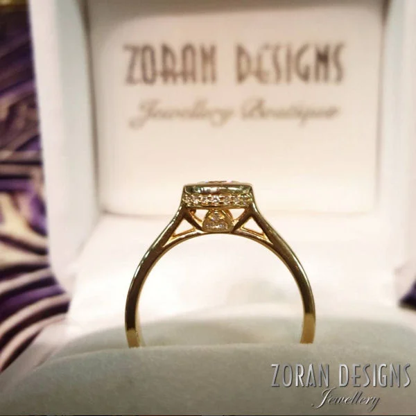 Pretty engagement ring in yellow gold