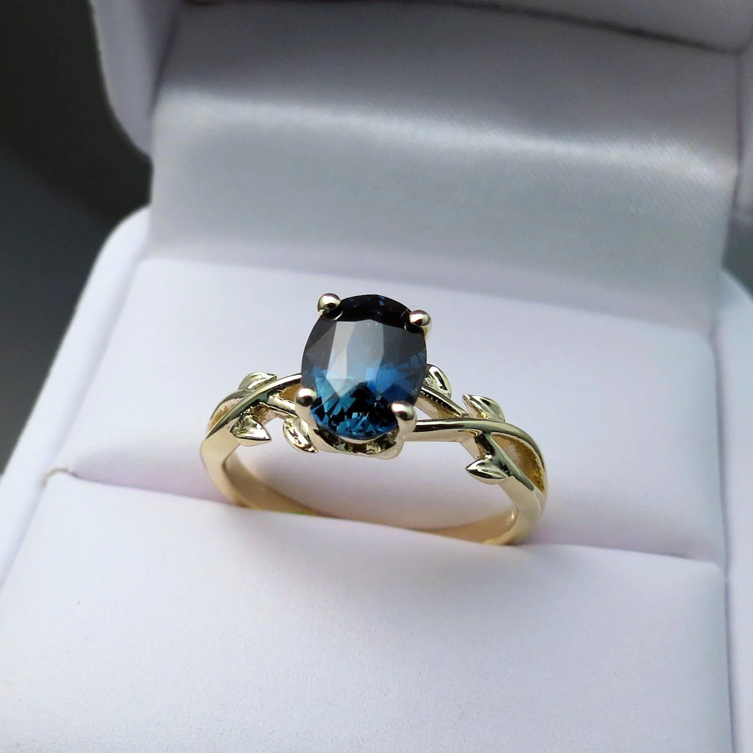 Unique Sapphire Gemstone Ring