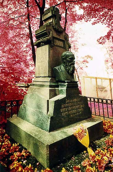 Dostoyevsky Grave IR.jpg