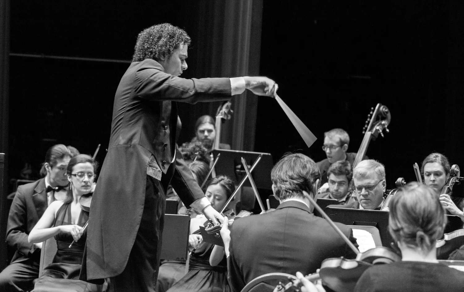 Maestro Mina Zikri Announced As New Music Director Of Northbrook Symphony Oistrakh Symphony Of Chicago