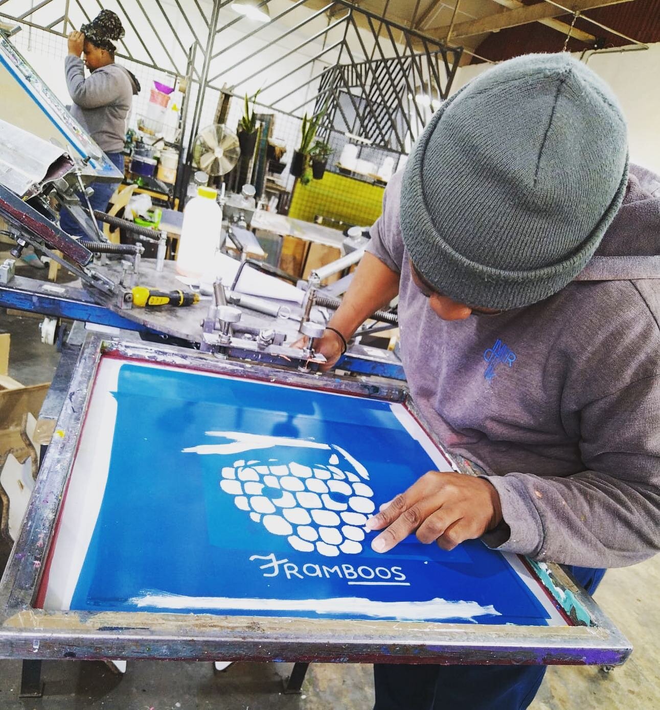 This week @innercityink screen printed our Framboos tote bags for the #snackspleasetotes exhibition happening at @brunch_shop next Saturday. @kimmy_something went to visit @innercityink to see how they do the printing and took some nice pics to show 